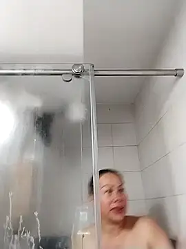 LaraCaliente online show from November 19, 2025, 2:17 pm