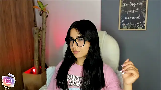 Snapshot of val_varago chatting on November 3, 2025, 2:24 am val varago online show from November 3, 2025, 2:24 am