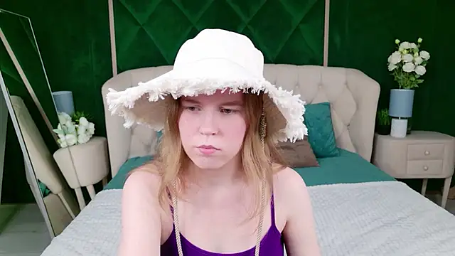 Snapshot of Alida_Brice chatting on May 4, 2026, 5:42 pm Alida Brice online show from May 4, 2026, 5:42 pm