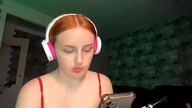 Snapshot of EmmaGinger chatting on September 17, 2025, 6:09 pm EmmaGinger online show from September 17, 2025, 6:09 pm