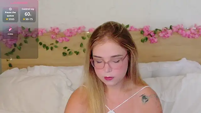 Lilith Bonheur online show from December 16, 2025, 10:04 pm