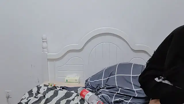 xiaoyi2563 online show from October 7, 2025, 2:03 pm