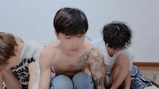 xiaoyi2563 online show from October 11, 2025, 3:43 pm