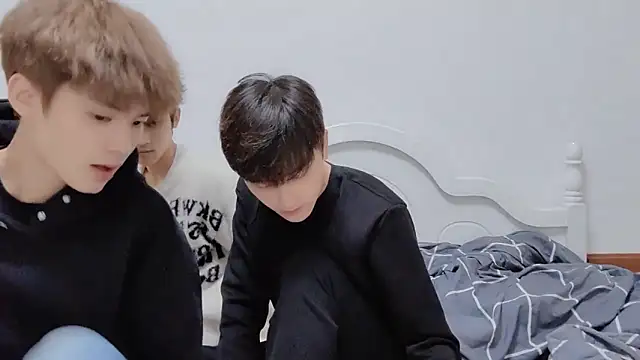 xiaoyi2563 online show from October 12, 2025, 1:10 pm