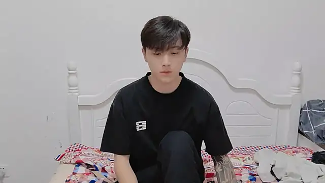 xiaoyi2563 online show from November 3, 2025, 12:28 pm