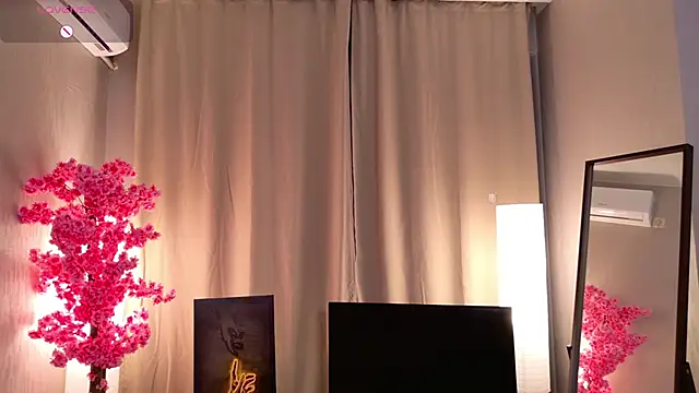 Flirty lee online show from November 11, 2025, 2:06 pm