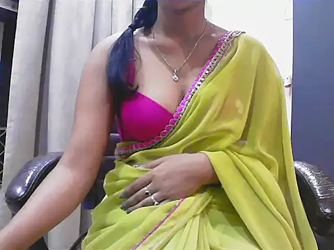 Snapshot of short_girl_ chatting on October 8, 2025, 4:37 pm short girl online show from October 8, 2025, 4:37 pm