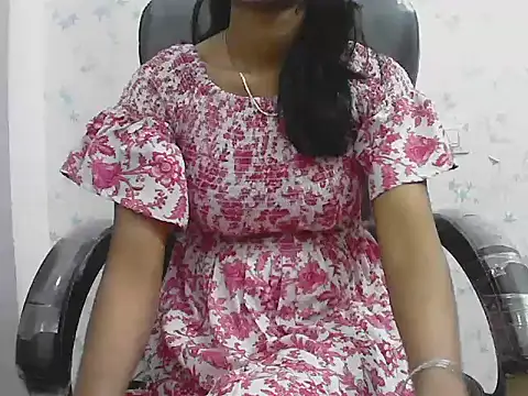 short girl  online show from March 27, 2026, 4:40 pm