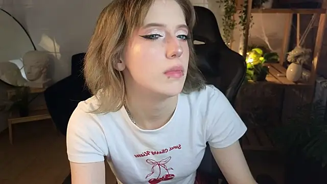 Snapshot of MorgyAsuna_ chatting on November 5, 2025, 1:33 pm MorgyAsuna online show from November 5, 2025, 1:33 pm