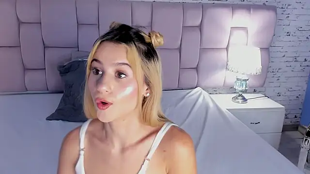 ChloeLaurentt online show from October 18, 2025, 4:37 am