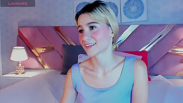 ChloeLaurentt online show from November 12, 2025, 1:22 pm