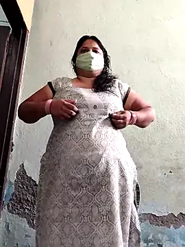 Snapshot of Mmm143 chatting on April 13, 2026, 9:48 am Mmm143 online show from April 13, 2026, 9:48 am