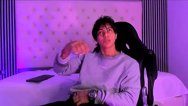 Snapshot of toji_luxxer chatting on November 11, 2025, 10:10 pm toji luxxer online show from November 11, 2025, 10:10 pm