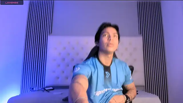 Snapshot of toji_luxxer chatting on November 26, 2025, 4:24 am toji luxxer online show from November 26, 2025, 4:24 am