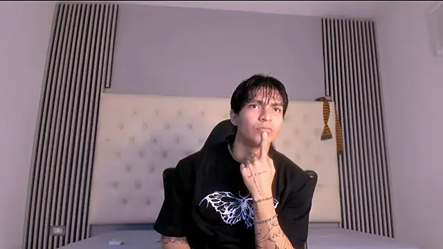 Snapshot of toji_luxxer chatting on November 28, 2025, 8:44 pm toji luxxer online show from November 28, 2025, 8:44 pm