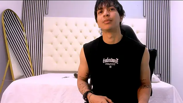 Snapshot of toji_luxxer chatting on December 5, 2025, 3:48 am toji luxxer online show from December 5, 2025, 3:48 am