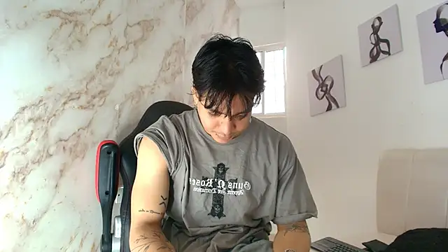 Snapshot of toji_luxxer chatting on January 9, 2026, 8:10 pm toji luxxer online show from January 9, 2026, 8:10 pm