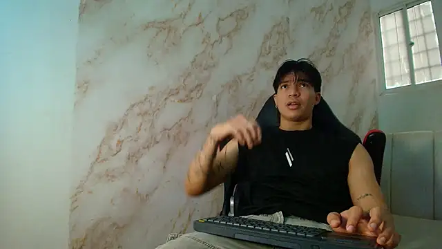 Snapshot of toji_luxxer chatting on January 11, 2026, 8:14 pm toji luxxer online show from January 11, 2026, 8:14 pm