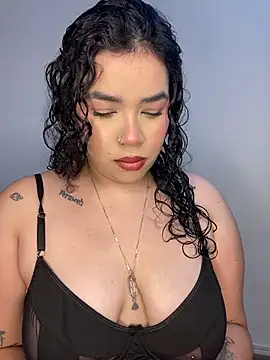 krisstenSantos online show from November 13, 2025, 12:15 pm