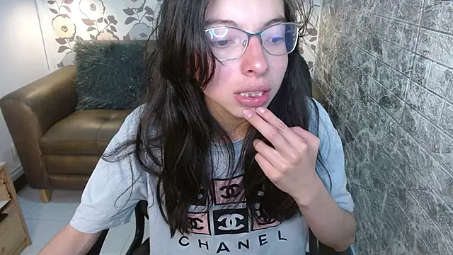 alllyson  online show from September 19, 2025, 7:47 pm