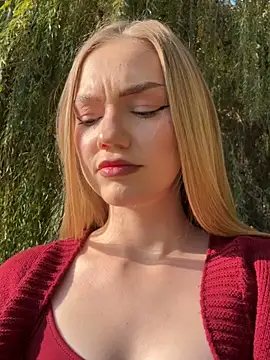 MilaMoone online show from November 6, 2025, 11:00 am