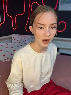 MilaMoone online show from April 9, 2026, 11:15 am