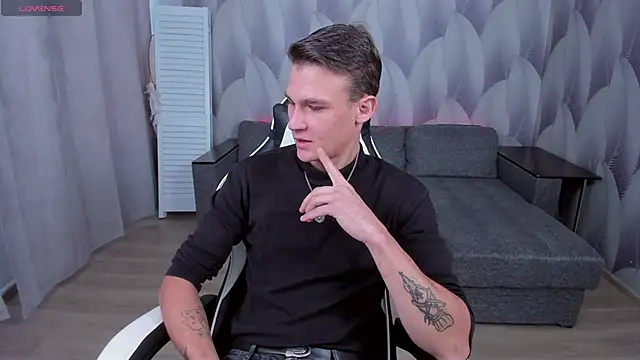 Snapshot of AdamGold01 chatting on October 1, 2025, 1:17 pm AdamGold01 online show from October 1, 2025, 1:17 pm