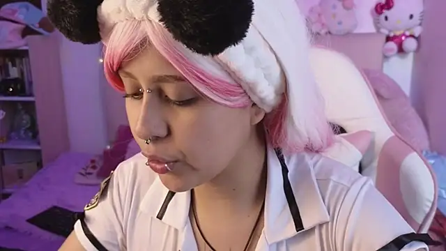 NekoWaifu online show from May 25, 2026, 3:07 pm