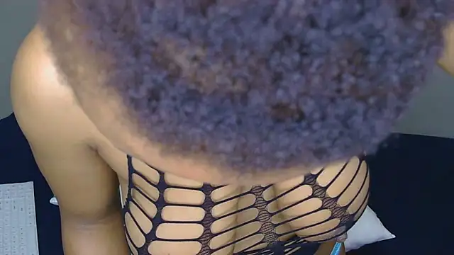 Snapshot of Serafynn chatting on October 19, 2025, 10:27 am Serafynn online show from October 19, 2025, 10:27 am