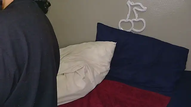 Snapshot of Serafynn chatting on November 6, 2025, 11:22 am Serafynn online show from November 6, 2025, 11:22 am