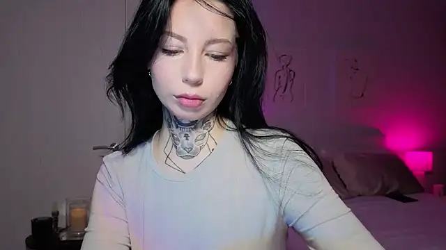 jeans-and-peach online show from November 3, 2025, 10:53 pm