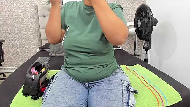 Hanna Marshall  online show from November 7, 2025, 11:43 am