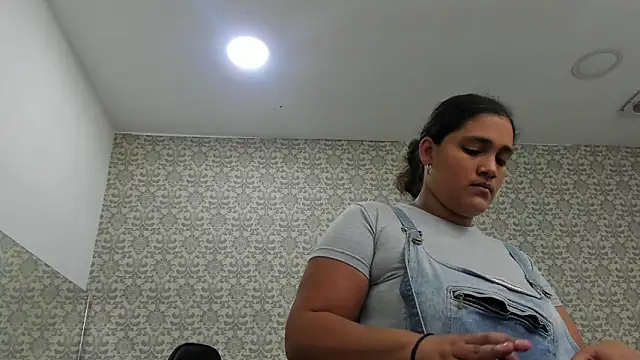 Hanna Marshall  online show from November 8, 2025, 11:32 am