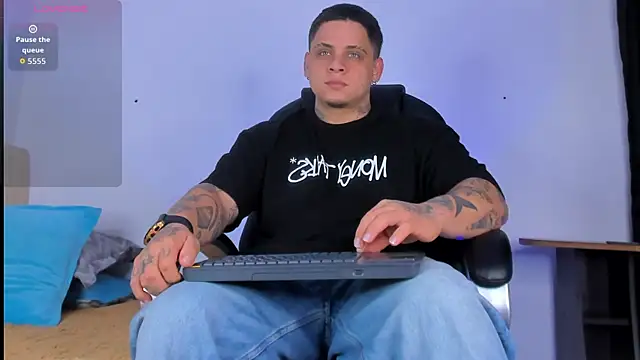 denis munera online show from October 13, 2025, 9:42 am