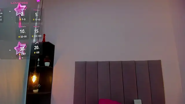 HoollyHendrix online show from October 28, 2025, 8:22 pm