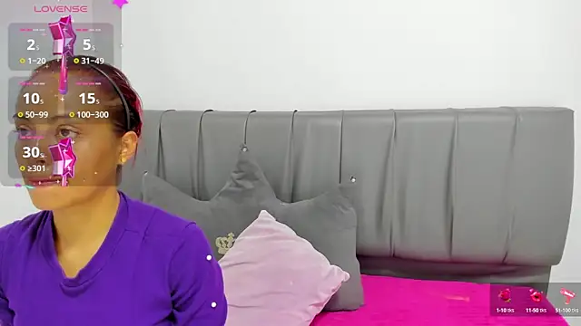 HoollyHendrix online show from October 30, 2025, 8:31 pm