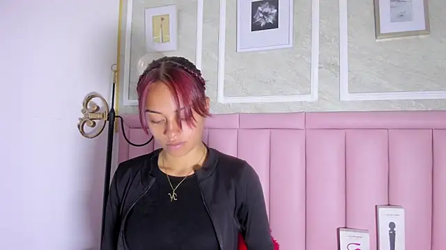 HoollyHendrix online show from January 8, 2026, 8:55 pm