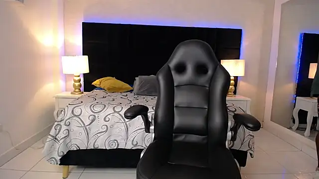 SkylerBigxxx online show from April 20, 2026, 4:15 am