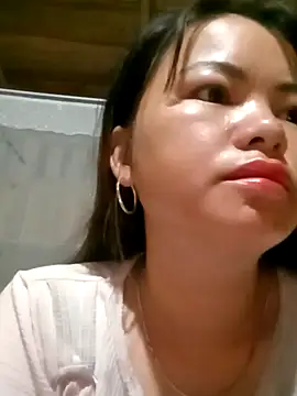 emly-xinh18 online show from October 29, 2025, 9:38 pm