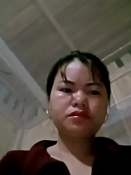 emly-xinh18 online show from October 31, 2025, 9:49 pm