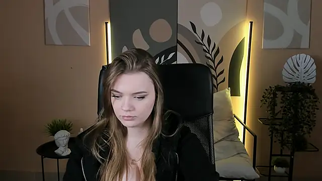 LisaMitchell online show from October 13, 2025, 4:23 am