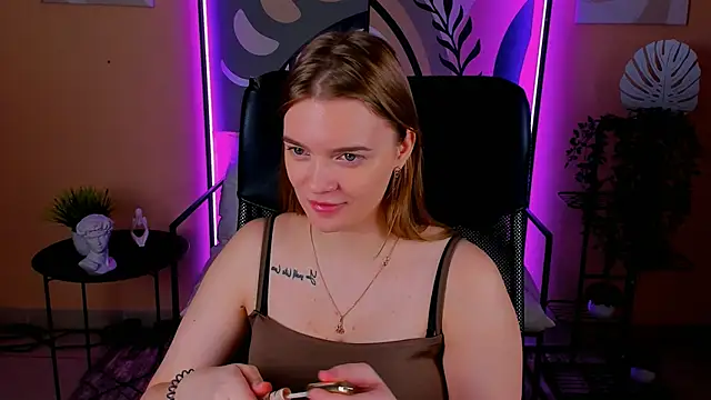 LisaMitchell online show from October 20, 2025, 2:23 am