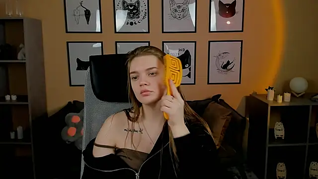 LisaMitchell online show from October 27, 2025, 2:26 am