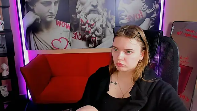 LisaMitchell online show from November 1, 2025, 3:41 am