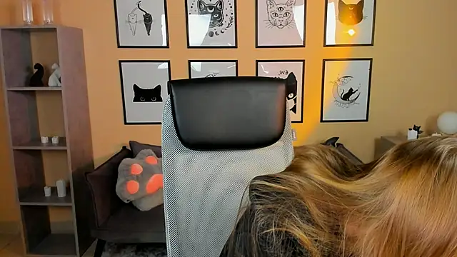 LisaMitchell online show from November 3, 2025, 2:13 am