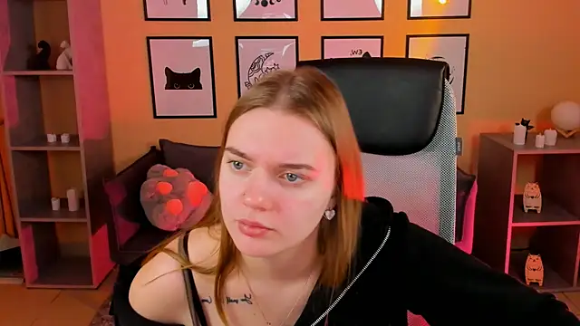 LisaMitchell online show from November 5, 2025, 2:33 am