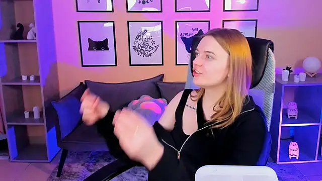 LisaMitchell online show from November 6, 2025, 2:56 am