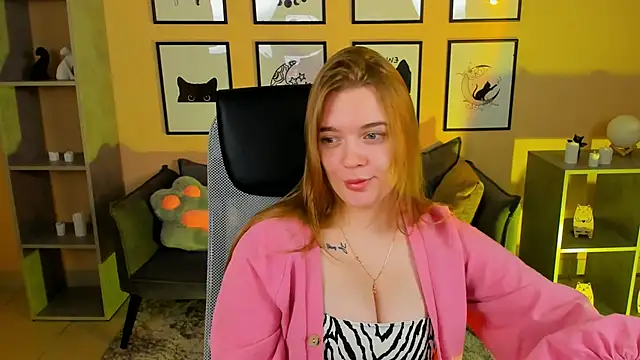 LisaMitchell online show from November 14, 2025, 2:43 am