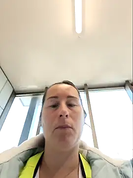 bichota85 online show from April 10, 2026, 8:52 am