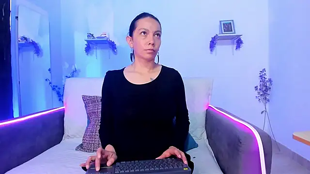 karlaaa   online show from December 15, 2025, 3:05 pm